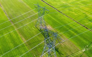 由于天氣溫暖，4月份電價下跌