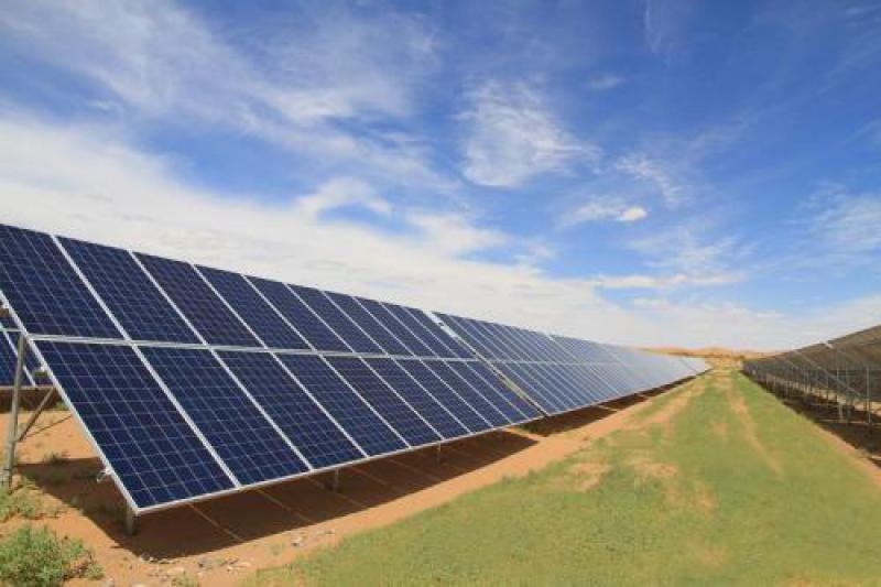新疆維吾爾區(qū)首個(gè)光伏扶貧集中電站并網(wǎng)發(fā)電
