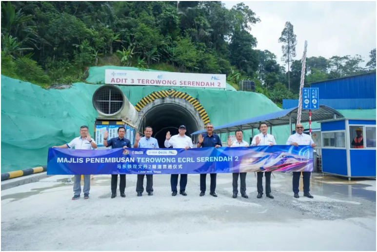 馬東鐵項(xiàng)目第二長(zhǎng)隧雙文丹2號(hào)隧道貫通